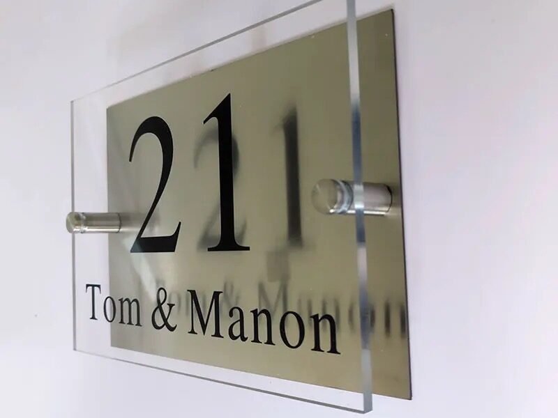 Fabrication de plaques professionnelles personnalisés à Dakar - Walo Print, spécialiste en signalétique d'entreprise au Sénégal