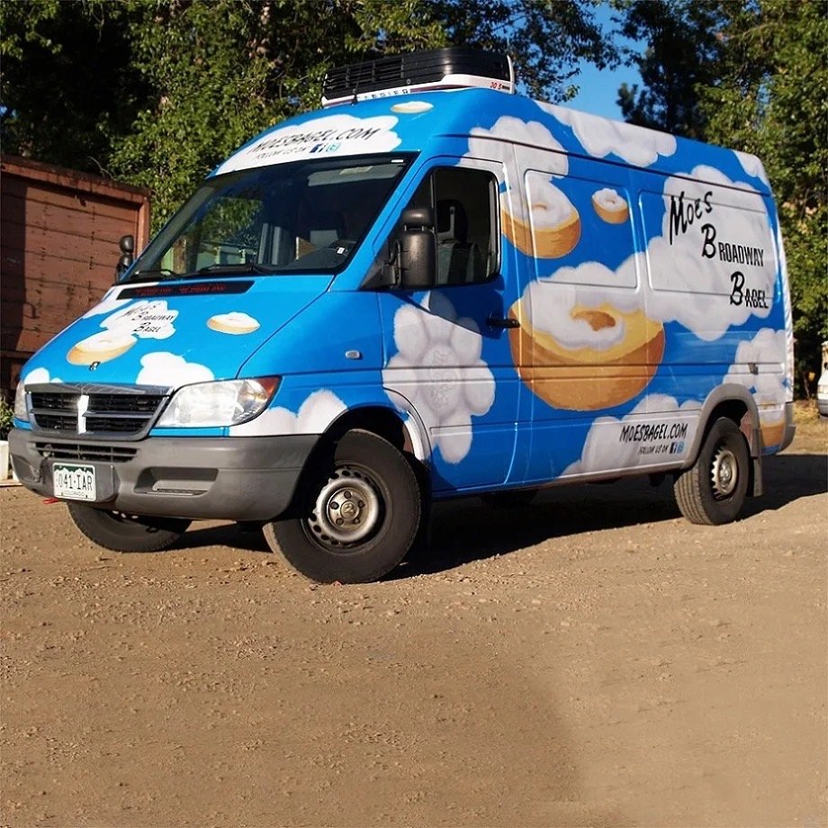 Branding professionnel sur véhicules, moto, camion à Dakar - Walo Print, expert en covering mobile au Sénégal